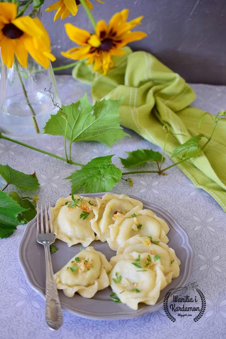 Maślankowe pierogi z bobem i salami