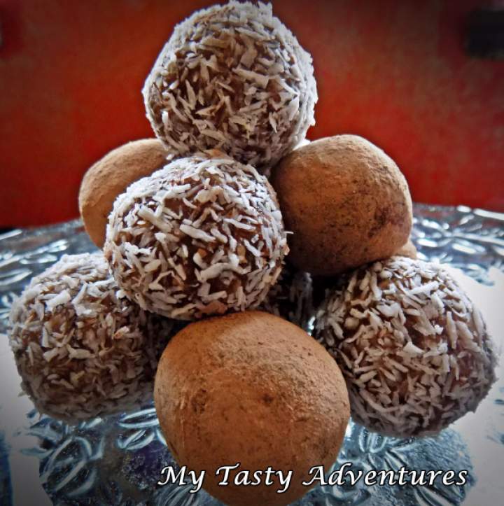 Date and Coconut Energy Balls/ Kuleczki z Daktyli i Wiórków Kokosowych