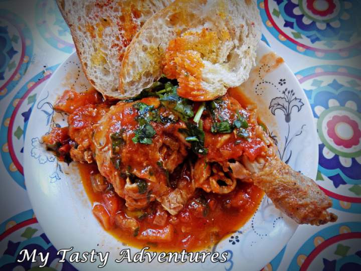 Chicken Legs in a Roasted Garlic and Tomato Sauce/ Uda Kurczaka w Sosie Pomidorowym z Pieczonym Czosnkiem