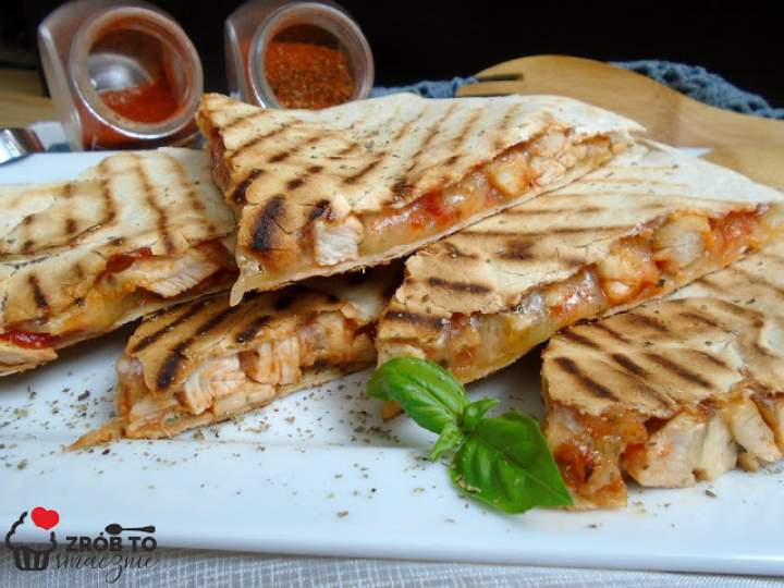 GRILLOWANA TORTILLA Z KURCZAKIEM I SEREM