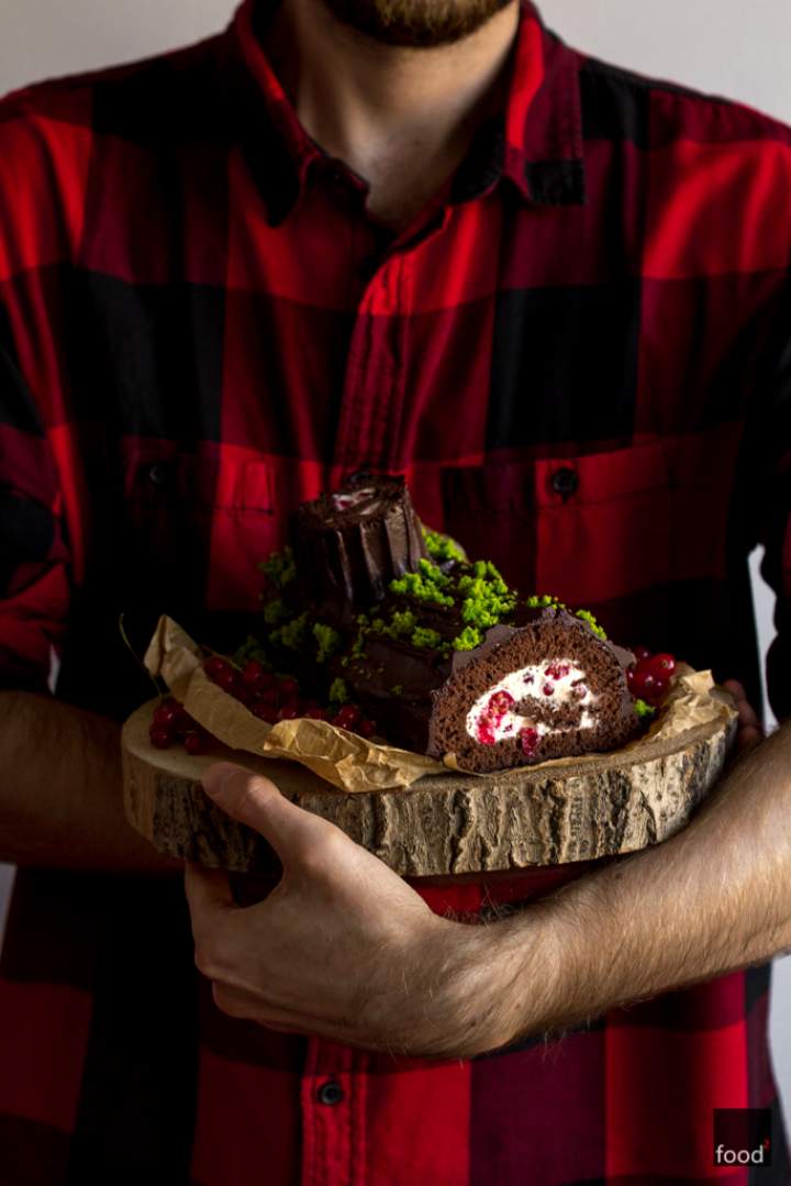 Bûche au chocolat – czekoladowa rolada biszkoptowa z bitą śmietaną i porzeczkami