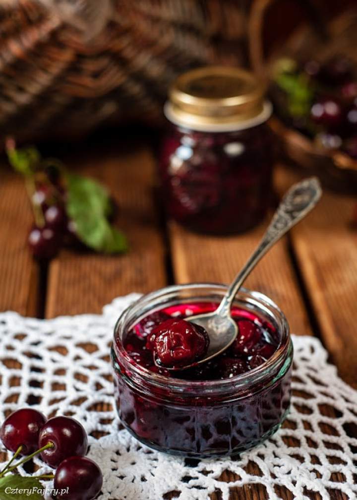 Konfitura z wiśni z cynamonem i goździkami