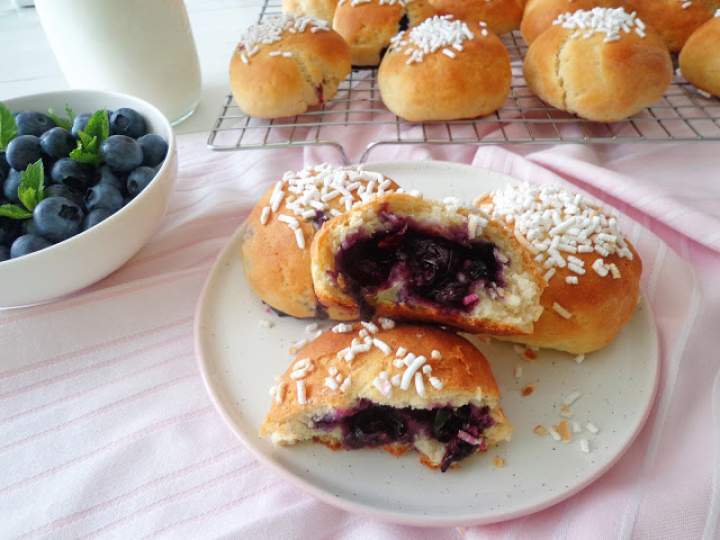 Puszyste drożdżówki z borówkami (Panini di pan brioche con mirtilli)