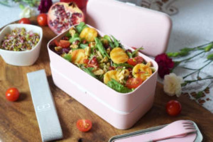 Sałatka z mixem sałat, pomidorkami i serem Halloumi – idealna do lunchboxa!