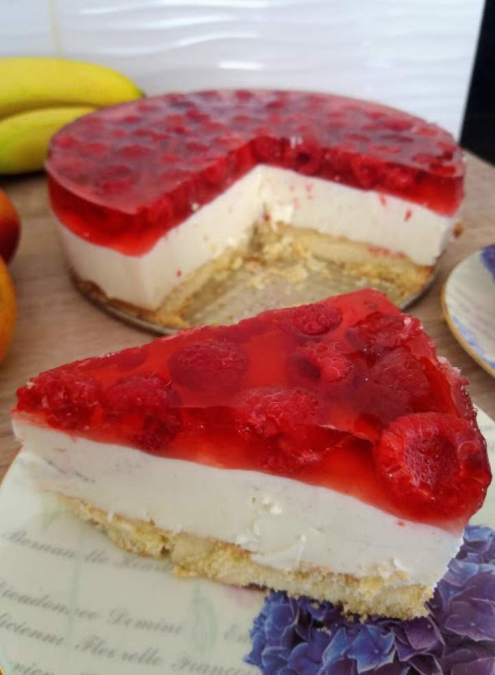 Kruche ciasto z panna cottą, galaretką i malinami / Raspberry Jelly Panna Cotta Cake