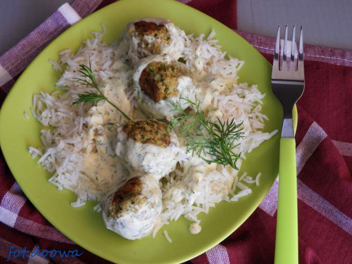 Pieczone klopsiki z dorsza czarnego w sosie koperkowym