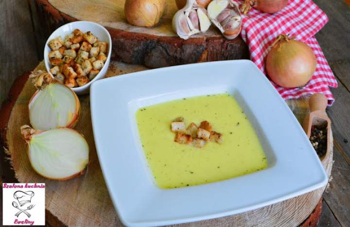 Zupa cebulowo – serowa z ziołowymi grzankami
