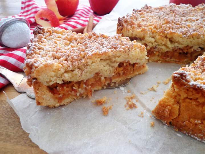 Szarlotka na kruchym cieście z kruszonką (Torta di mele sbriciolata)