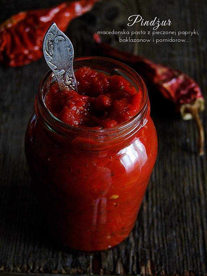 pindżur – macedońska pasta z pieczonej papryki, bakłażanów i pomidorów