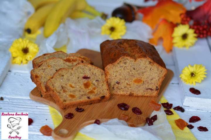 Chlebek bananowy z żurawiną i morelami