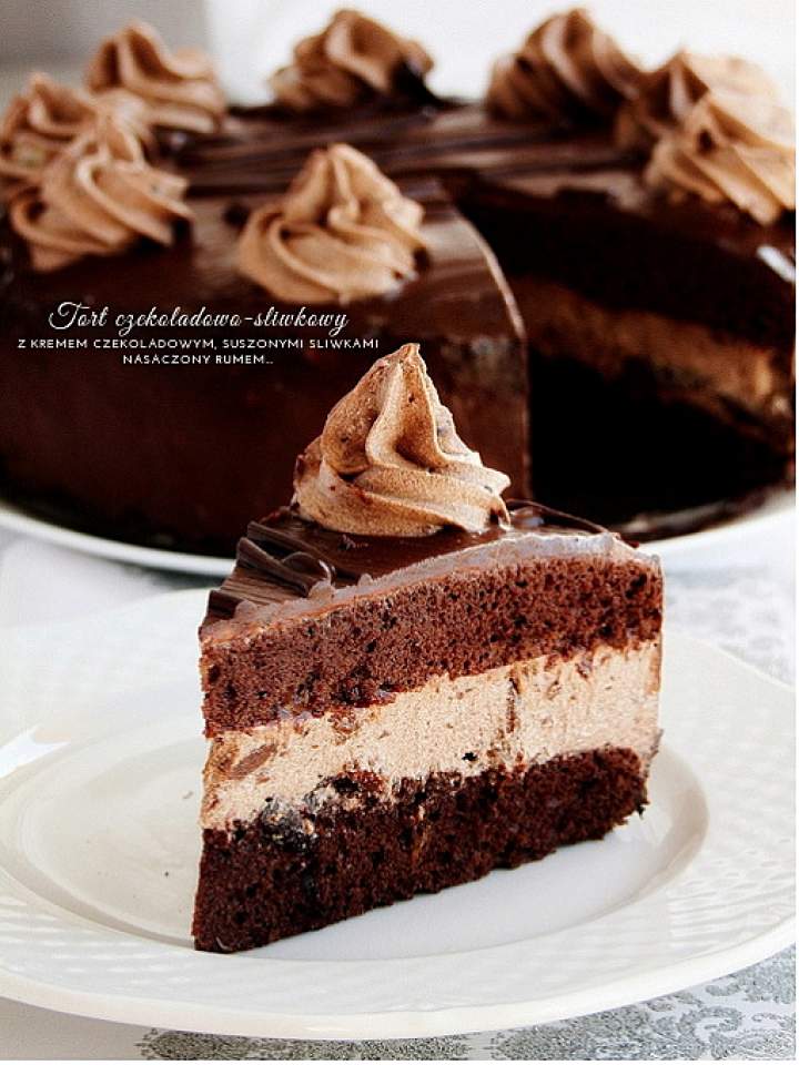 tort czekoladowy z suszonymi śliwkami