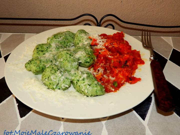 Florenckie kluski szpinakowe z pomidorowym sosem