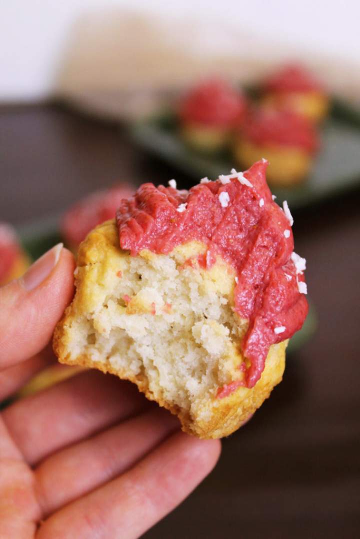 Muffinki z kremem truskawkowym – pyszne wegańskie babeczki