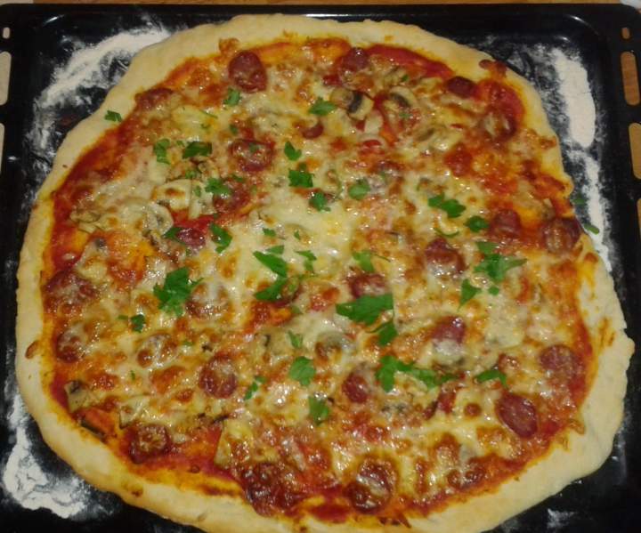 Pizza alla fuet i pieczarki