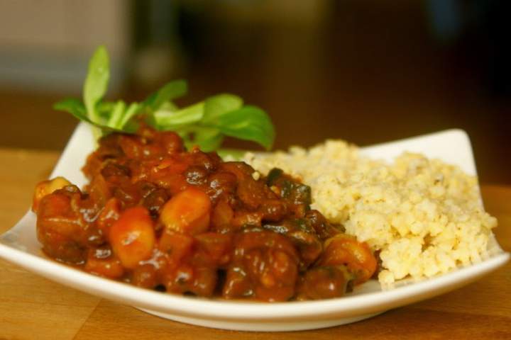 Wegańskie curry z bakłażana, fasolki adzuki i ciecierzycy