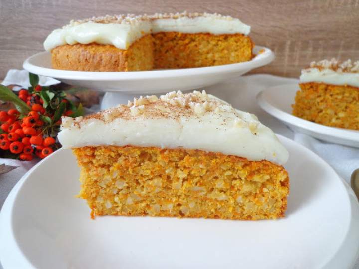 Ciasto marchewkowo-migdałowe z mlecznym kremem (Torta alle carote e mandorle con crema di latte)