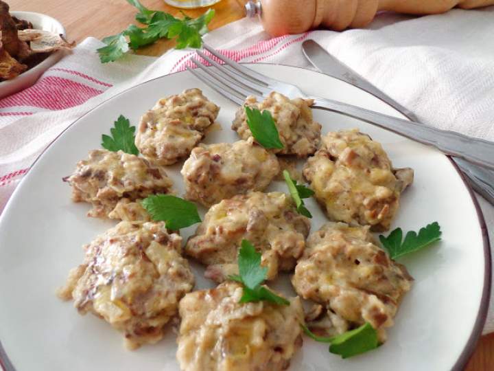 Kładzione kluseczki z suszonymi grzybami do wigilijnego barszczu (Gnocchi di funghi secchi)