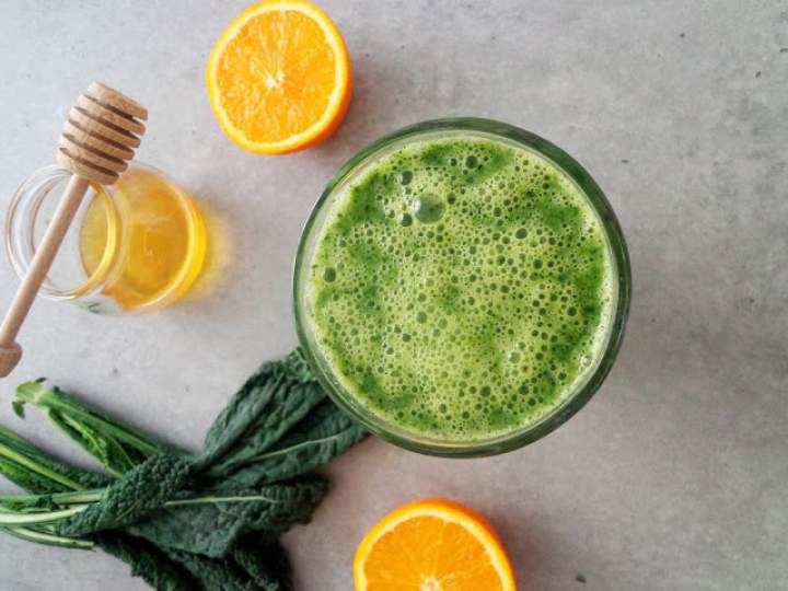 Zielony koktajl z jarmużem, bananem i pomarańczą (Smoothie verde con cavolo verde, banana e arancia)