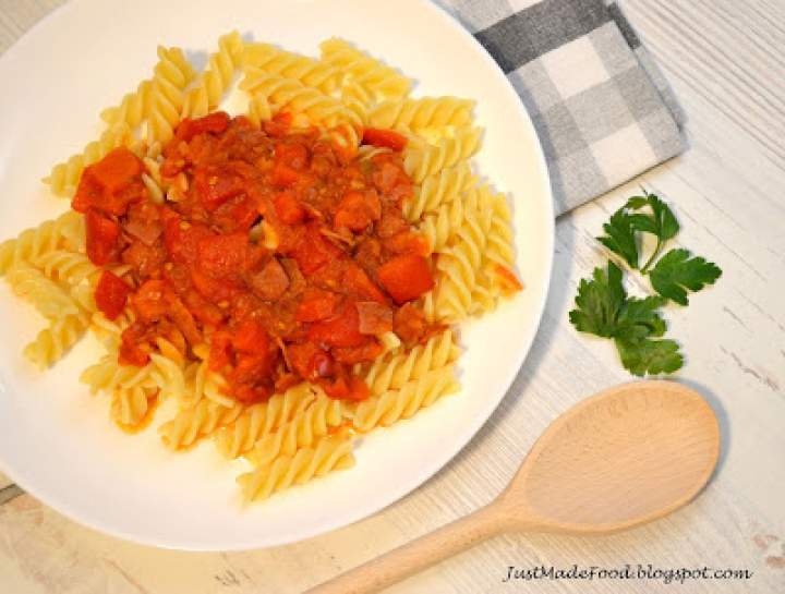 Pomidorowy sos z chorizo i pieczoną papryką