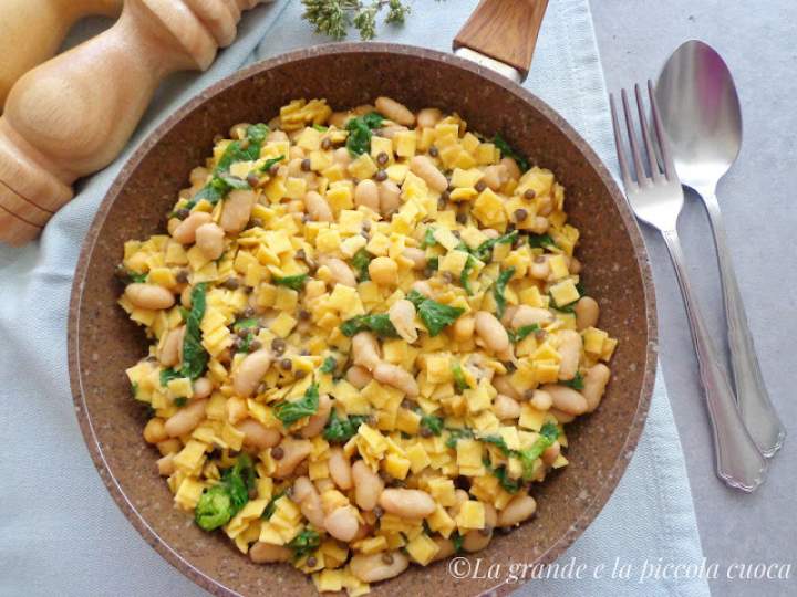 Potrawka z soczewicą, fasolą, jarmużem i makaronem (Quadrettoni con lenticchie, fagioli e cavolo riccio)