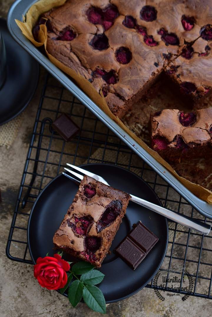 Brownie z gorzkiej czekolady z malinami