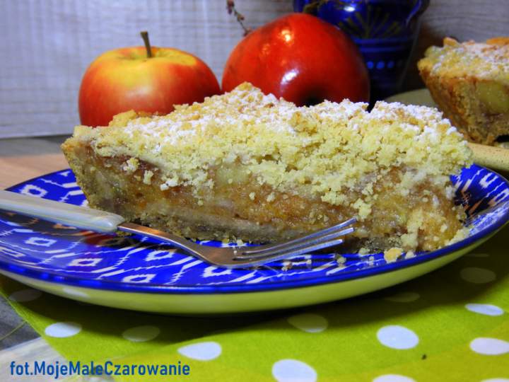 Szarlotka z kruszonką – tarta z jabłkami, kruszonką i konfiturą z płatków róży