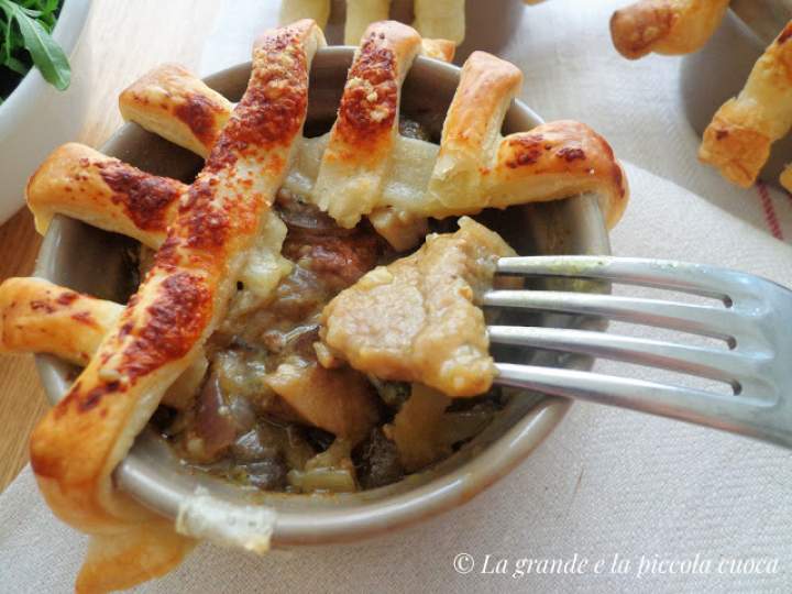 Cielęcina z grzybami zapiekana pod ciastem francuskim (Spezzatino di vitello e funghi in gabbia di sfoglia)