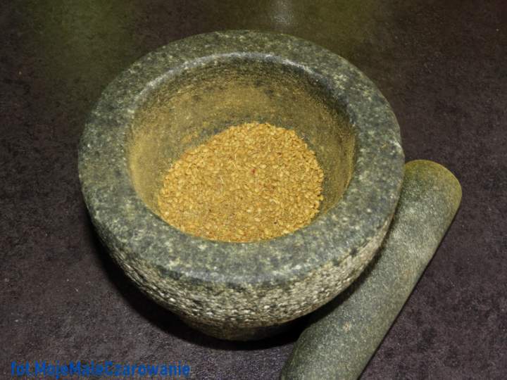 Za’atar –  zatar – zahtar – mieszanka tymianku, prażonego sezamu i sumaku