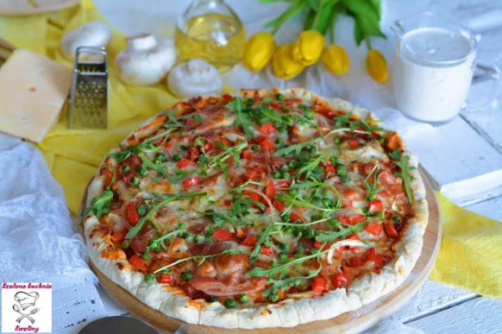 Pizza z szynką serrano, pieczarkami i zielonym groszkiem