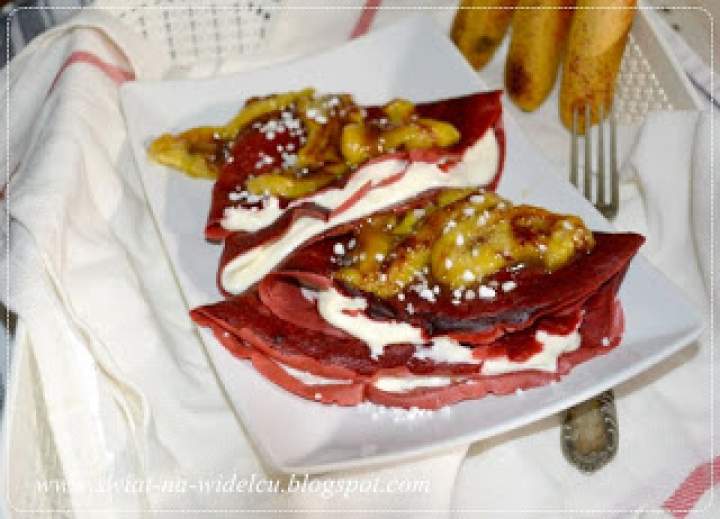 Naleśniki red velvet ze słodkim serem i karmelizowanymi bananami