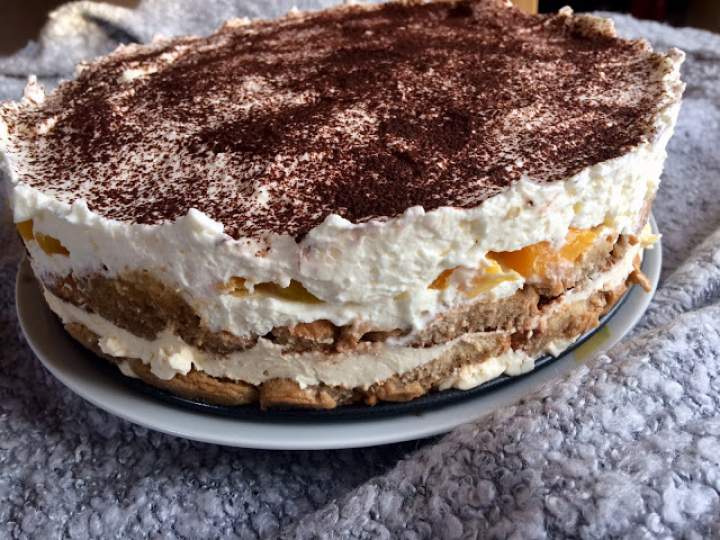 Tort tiramisu – pyszne ciasto tiramisu z brzoskwiniami