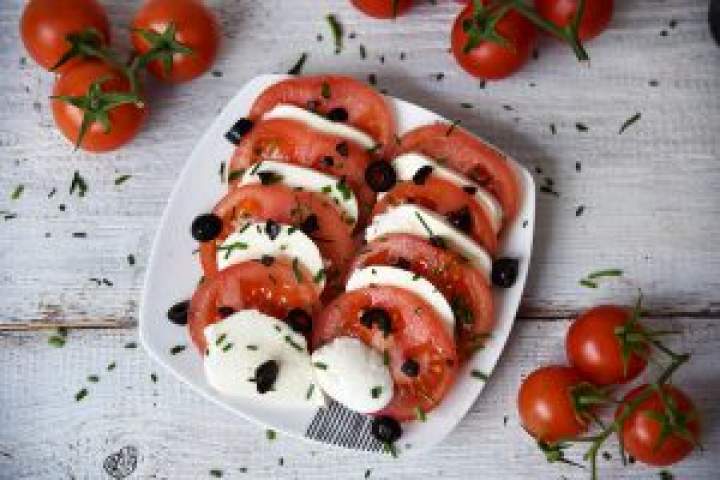 Pomidory z mozzarellą – przekąska imprezowa