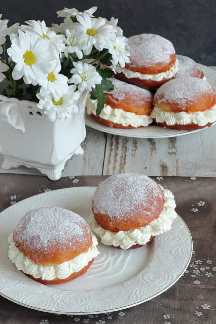 Pączki ze śmietaną