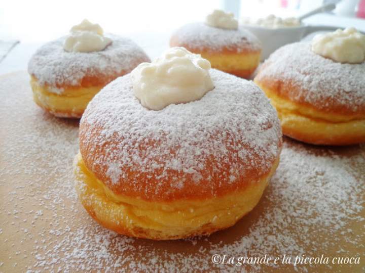 Bomboloni alla crema – włoskie pączki z kremem budyniowym