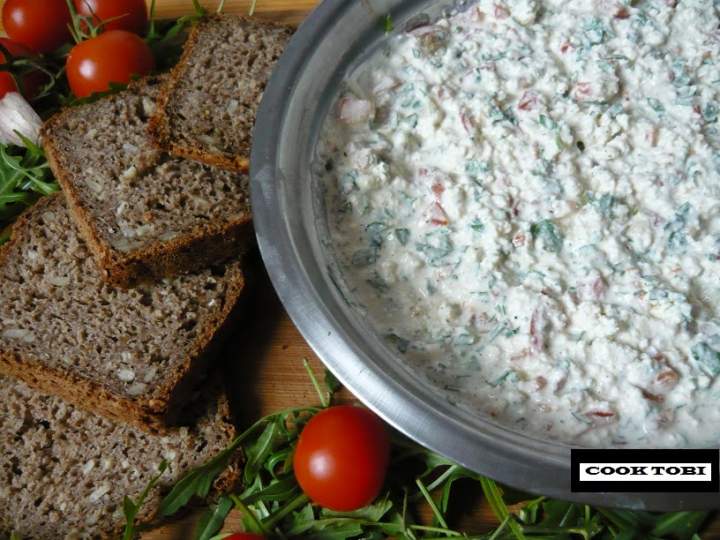 Twaróg śniadaniowy z rukolą i pomidorkami