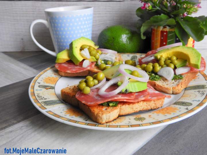 Grzanki z kindziukiem, awokado, pesto i groszkiem