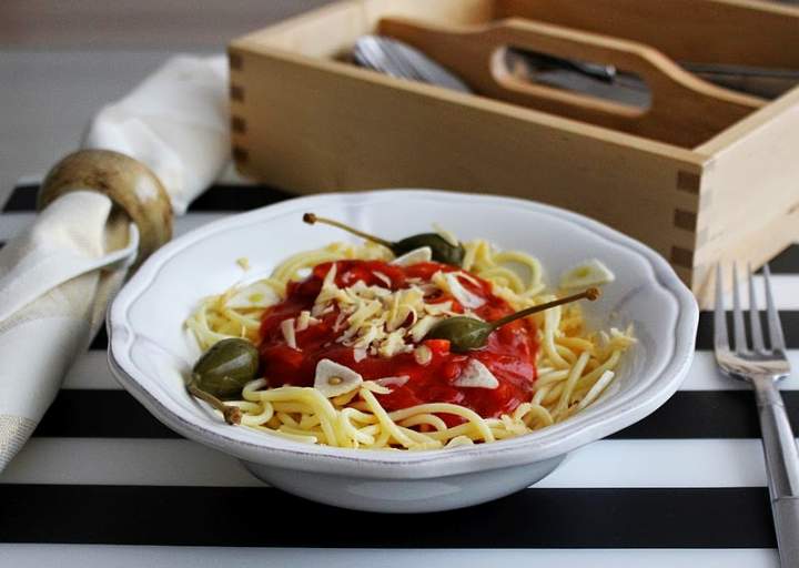 Aromatyczne bezglutenowe spaghetti z pieczarkami, jabłuszkami kaparowymi i płatkami czosnku