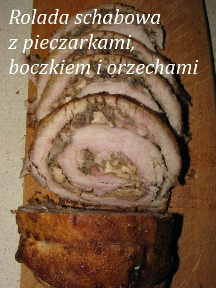 Rolada schabowa z pieczarkami, boczkiem i orzechami