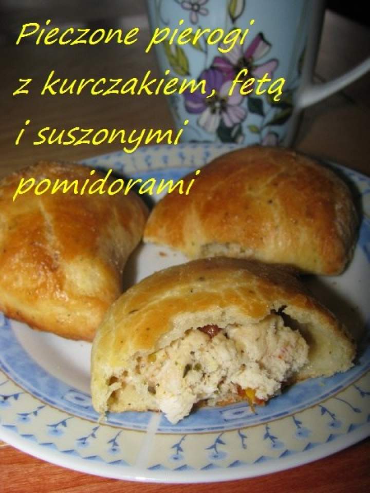 Pieczone pierogi z kurczakiem, fetą i suszonymi pomidorami