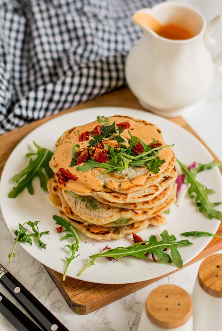 PANCAKES ZE SZPARAGAMI, POREM I SUSZONYMI POMIDORAMI