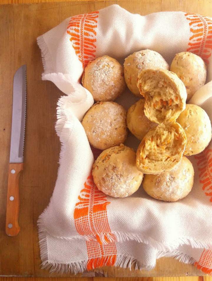 Bułki z marchewką i płatkami owsianymi / Carrot and Oat Bread Rolls