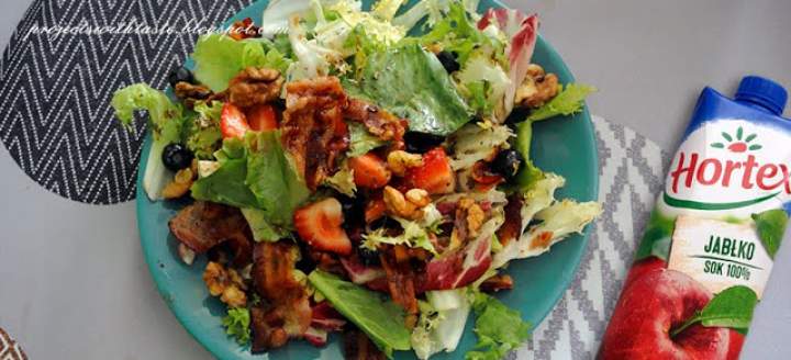 Sałatka z boczkiem, orzechami, owocami i sosem winegret / Salad with bacon, nuts, fruits and vinaigrette sauce