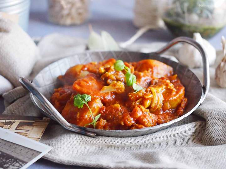 Curry z ziemniakami i kalafiorem / Potato and cauliflower curry