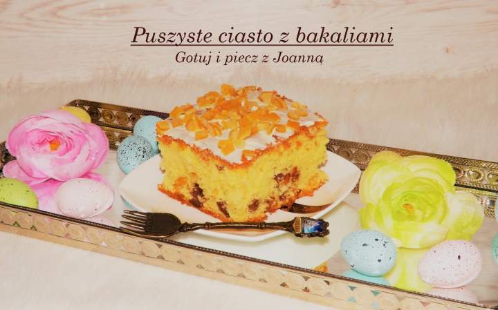 Puszyste ciasto z jogurtem i bakaliami