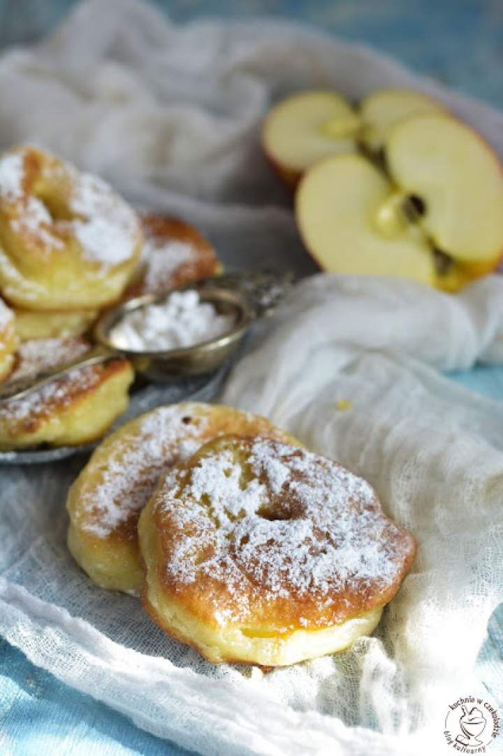 Jabłka w cieście drożdżowym