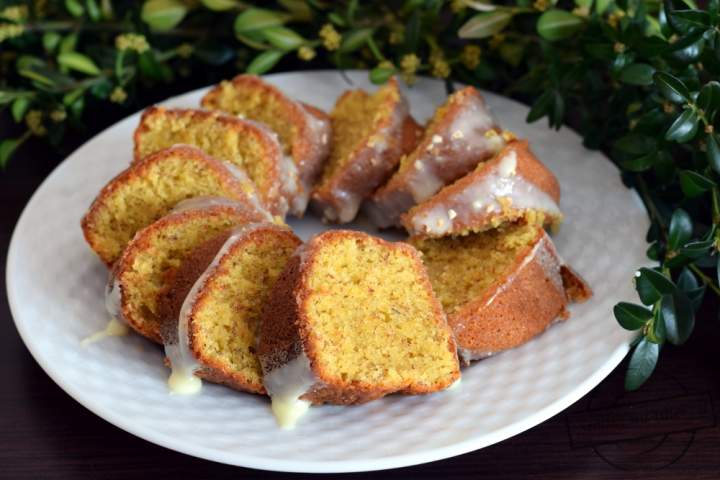 Babka migdałowa z białą czekoladą