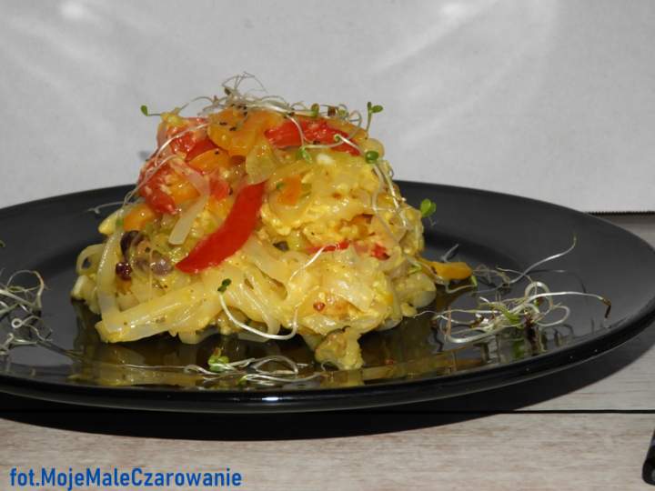 Chiński makaron ryżowy z papryką, porem i jajkami