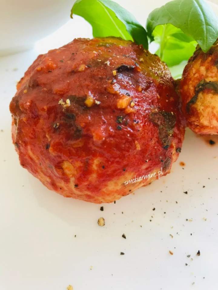 Klopsy z indyka z mozarellą pieczone w sosie pomidorowym
