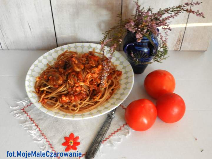 Razowe spaghetti z sosem pomidorowym i pieczarkami
