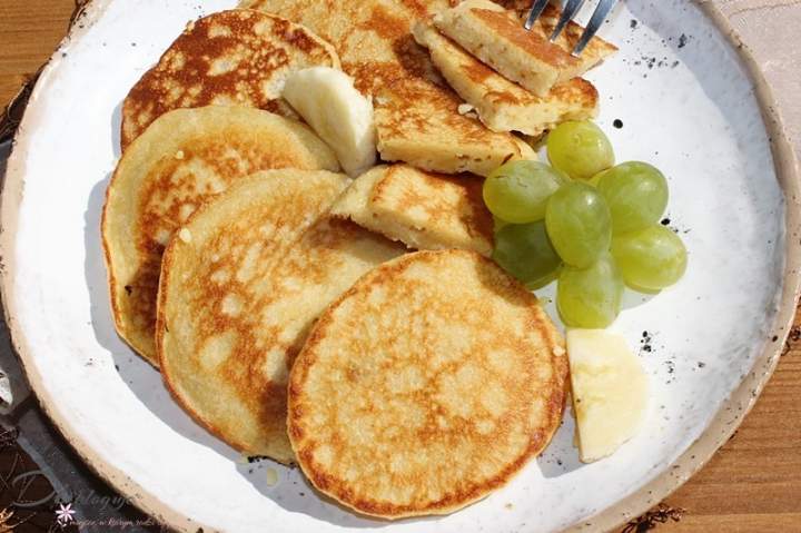 Placuszki z bananem, masłem orzechowym i kaszą manną (bez mąki i cukru)